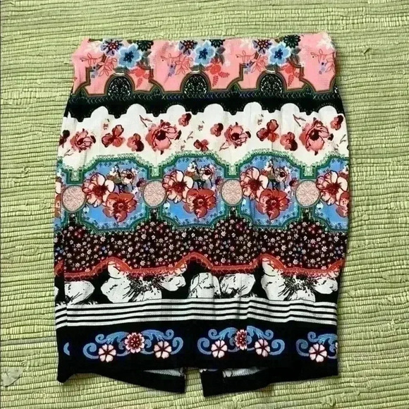 ECI women New York patterned unlined skirt… - Picture 2 of 5